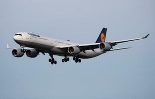 lufthansa aerobús a340-600 d-aihk pasajero avión llegada y aterrizaje a Munich aeropuerto foto