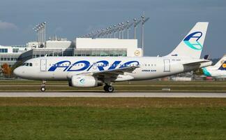 adria vías respiratorias aerobús a319 s5-aap pasajero avión llegada y aterrizaje a Munich aeropuerto foto