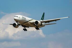 pia Pakistán internacional aerolíneas boeing 777-200 ap-bgl pasajero avión aterrizaje a Londres Heathrow aeropuerto foto