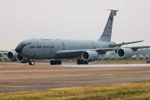 turco aire fuerza boeing kc-135 estratotanque 58-0110 petrolero avión salida desde riat real internacional aire tatuaje 2018 espectáculo aéreo foto