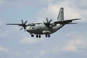 italiano aire fuerza Leonardo c-27j espartano mm62223 transporte avión llegada y aterrizaje para riat real internacional aire tatuaje 2018 espectáculo aéreo foto