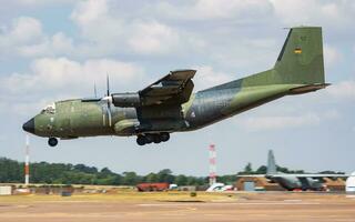 alemán aire fuerza luftwaffe transal c-160d 5072 transporte avión llegada y aterrizaje para riat real internacional aire tatuaje 2018 espectáculo aéreo foto