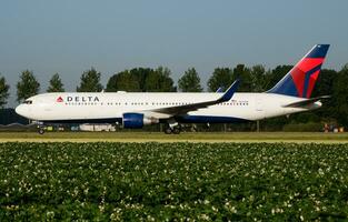 delta aerolíneas boeing 767-300 n197dn pasajero avión rodaje a Amsterdam schipol aeropuerto foto