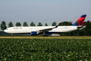 delta aerolíneas aerobús a330-300 n809nw pasajero avión rodaje a Amsterdam schipol aeropuerto foto