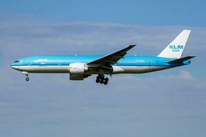 klm real holandés aerolíneas boeing 777-200 ph-bqm pasajero avión llegar y aterrizaje a Amsterdam schipol aeropuerto foto