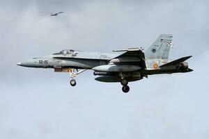 Español aire fuerza mcdonnell Douglas ef-18a avispón c15-57 combatiente chorro llegada y aterrizaje a Leeuwarden aire base para frisio bandera 2015 aire ejercicio foto