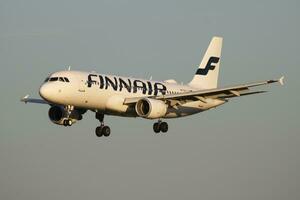 finnair aerobús a320 oh-lxi pasajero avión llegada y aterrizaje a Budapest aeropuerto foto