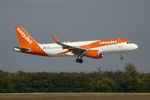 easyjet aerobús a320 hb-jxk pasajero avión llegada y aterrizaje a Budapest aeropuerto foto