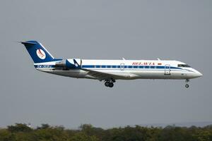 bellavia bombardero crj-200 ew-303pj pasajero avión llegada y aterrizaje a Budapest aeropuerto foto