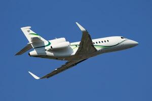 Dassault Falcon 900X HA-LKZ business corporate jet plane departure and take off at Budapest Airport photo