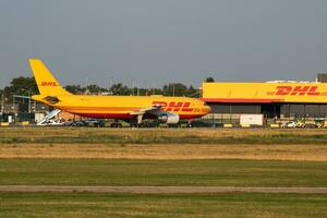 dhl Rápido aerobús a300 d-aeak carga avión llegada y aterrizaje a Budapest aeropuerto foto