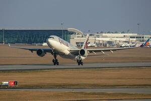 Katar vías respiratorias aerobús a330-200 a7-acm pasajero avión salida y tomar apagado a Budapest aeropuerto foto