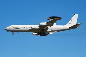 especial misión awacs avión a aire base. aire fuerza vuelo operación. aviación y aeronave. aire defensa. militar industria. mosca y volador. foto