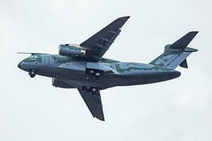 abrazador kc-390 milenio. militar transporte avión a aire base. aire fuerza vuelo operación. aviación y aeronave. aire elevar. militar industria. mosca y volador. foto