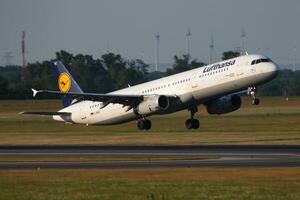 lufthansa aerobús a321 d-aire pasajero avión salida y tomar apagado a viena aeropuerto foto