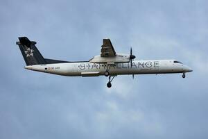 estrella Alianza austriaco aerolíneas bombardero dhc-8 q400 oe-lgq pasajero avión llegada y aterrizaje a viena internacional aeropuerto foto