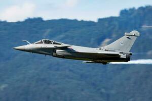 militar combatiente chorro avión a aire base. aire fuerza vuelo operación. aviación y aeronave. aire defensa. militar industria. mosca y volador. foto