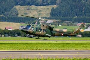 militar helicóptero a aire base. aire fuerza vuelo operación. aviación y aeronave. aire defensa. militar industria. mosca y volador. foto