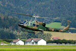 militar helicóptero a aire base. aire fuerza vuelo operación. aviación y aeronave. aire defensa. militar industria. mosca y volador. foto