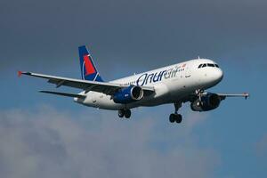 onur aire aerobús a320 tc-oda pasajero avión llegada y aterrizaje a Estanbul ataturk aeropuerto foto