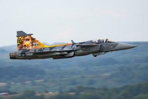 militar combatiente chorro avión a aire base. aire fuerza vuelo operación. aviación y aeronave. aire defensa. militar industria. mosca y volador. foto