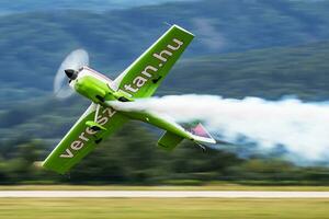 zoltán Veres con mxs aeronave n540xx monitor a Siaf eslovaco internacional aire fest 2019 foto