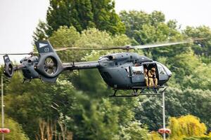 húngaro aire fuerza aerobús helicópteros h145m militar utilidad helicóptero. vuelo operación. aviación industria y helicóptero transporte y puente aéreo. mosca y volador foto