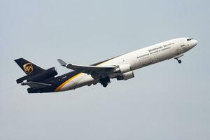 UPS aerolíneas carga avión a aeropuerto. aire carga y envío. aviación y aeronave. transporte industria. global internacional transporte. mosca y volador. foto