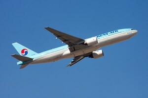 coreano aire boeing 777-200 hl7764 pasajero avión salida y tomar apagado a hong kong chek regazo kok aeropuerto foto