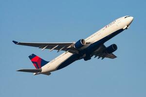 delta aerolíneas aerobús a330-300 n810nw pasajero avión salida y tomar apagado a hong kong chek regazo kok aeropuerto foto