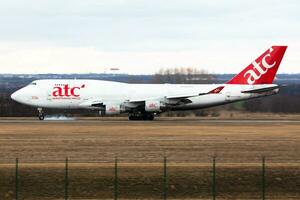 aerotranscargo boeing 747-400 carga avión a aeropuerto. aire carga y envío. aviación y aeronave. transporte industria. transporte. mosca y volador. foto