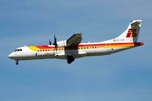 iberia aerolíneas pasajero avión a aeropuerto. calendario vuelo viajar. aviación y aeronave. aire transporte. global internacional transporte. mosca y volador. foto