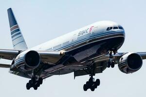 privilegio estilo boeing 777-200 pasajero avión a aeropuerto. aviación y aeronave. aire transporte y viajar. mosca y volador. foto