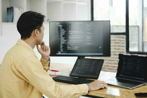 eso programador empieza trabajando en escritorio computadora. foto