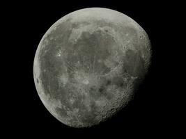 Luna superficie lleno Luna etapas súper Luna etapas cerca arriba en el oscuro antecedentes. foto