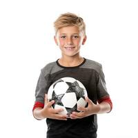 pequeño chico con un fútbol pelota en un blanco antecedentes foto