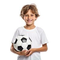 pequeño chico con un fútbol pelota en un blanco antecedentes foto