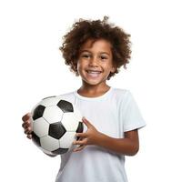 pequeño chico con un fútbol pelota en un blanco antecedentes foto