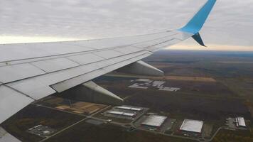 Aussicht von das Bullauge von ein Flugzeug Flügel. steigen nach abheben, Aussicht von das Flugzeug Fenster. Tourismus und Reise Konzept video