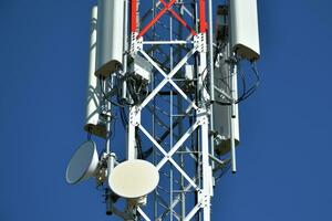 telecomunicación torre con blanco antena foto