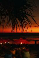increíble brillante naranja puesta de sol en bali isla. noche luz de sol, fuego cielo, palma silueta foto