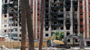 das Zerstörung von ein mehrstöckig Gebäude nach Sein schlagen durch ein Artillerie Hülse. ein ausgebrannt Hochhaus Gebäude im ein Krieg Zone. Krieg im Wohn Bereiche, gebrochen Fenster. Ukraine, irpin - - kann 12, 2023. video