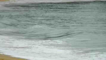 azul ondas em a costa do tailândia, lento movimento. turismo e viagem conceito video