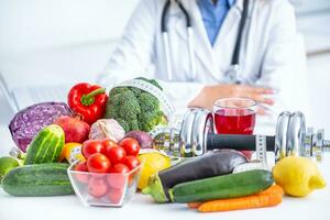 el médico puntos a un sano dieta y ejercicio. foto