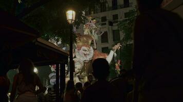 las fallas festival y vívido esculturas en el calle de noche Valencia video