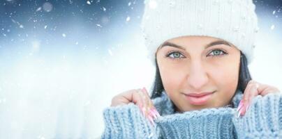 retrato de joven mujer con invierno ropa suéter y gorra foto