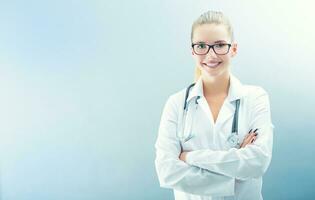 joven médico mujer sonrisa cara con estetoscopio y blanco Saco foto