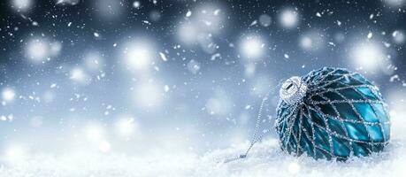 Navidad lujo pelota en nieve y resumen nevado atmósfera foto