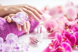 hermosa uña manicura con decoración desde rosado orquídea foto