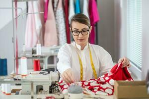 mujer Sastre de coser ropa en el familia negocio sastrería taller foto